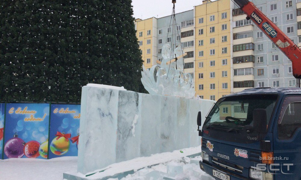 Около ТКЦ «Братск-АРТ» начали возводить ледовый городок