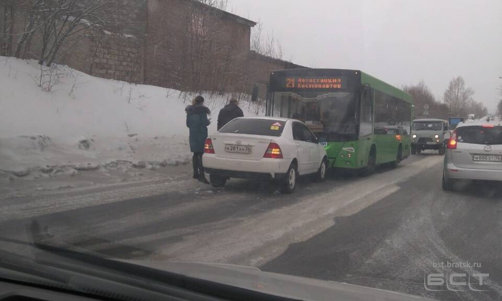 Рейсовый автобус столкнулся «лоб в лоб» с иномаркой в Братске