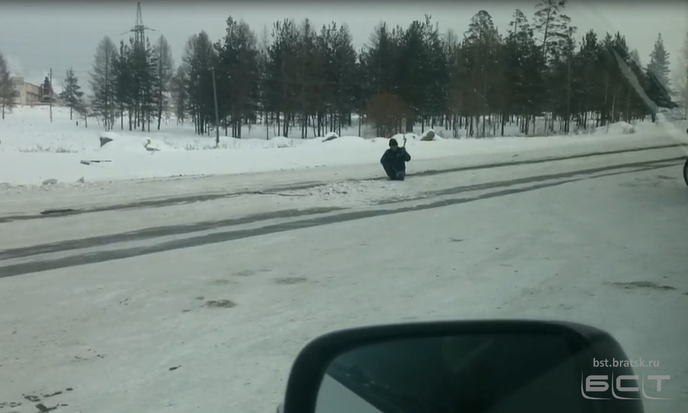 "Мобильный репортер": жители Правобережного района вышли на борьбу со снегом с топором