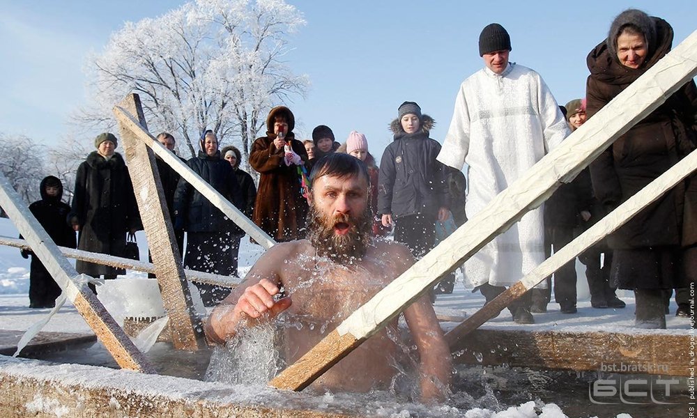 Когда мороз не страшен. В Братске вырезали иордани для Крещенских купаний