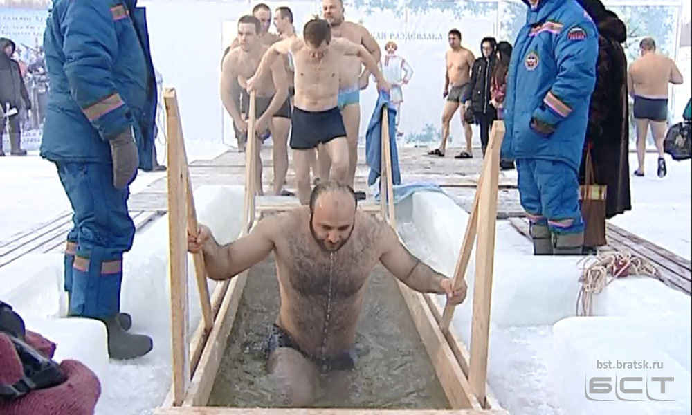 Православный экстрим. Братчане отметили Крещение традиционным купанием в проруби