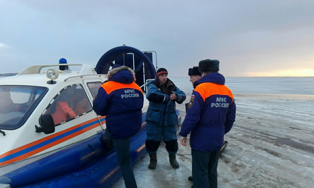 Четверо рыбаков застряли накануне на льду Братского водохранилища