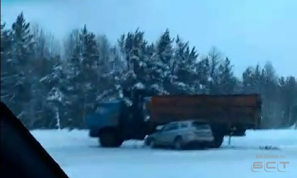 "КАМАЗ" и иномарка столкнулись на федеральной трассе в Братске