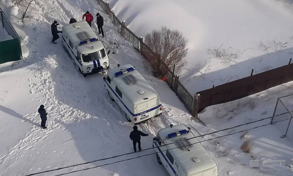 «Мобильный репортёр»: иномарка и три служебных автомобиля завязли в снегу