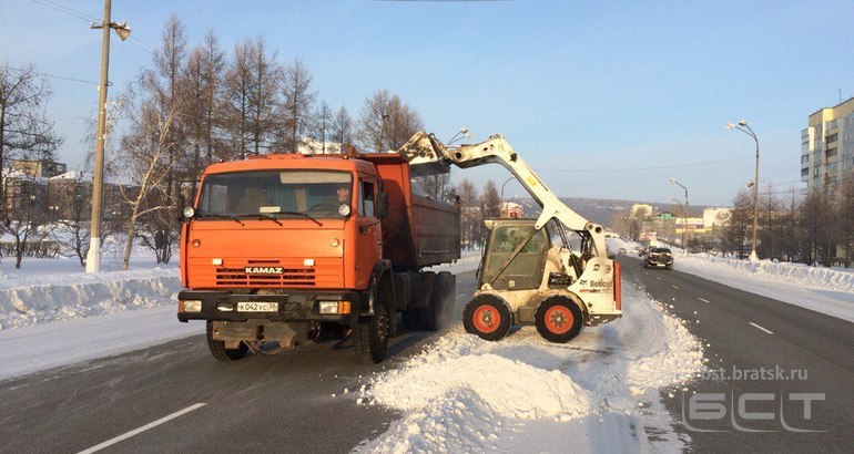 Дорожная служба Братска продолжает очищать улицы города от снега