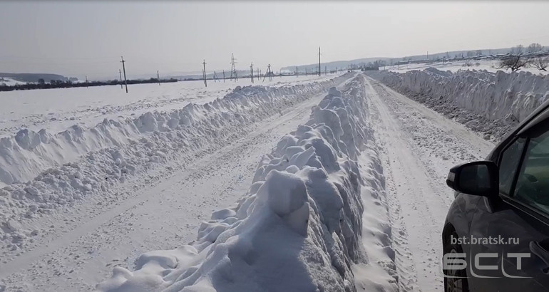 ВИДЕО: Снежная разделительная полоса выросла на дороге в Иркутской области