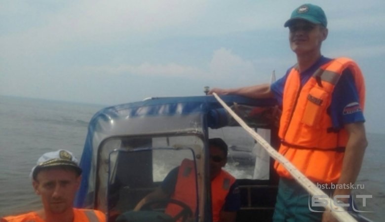 На Братском водохранилище госинспекторы по маломерным судам спасли рыбака