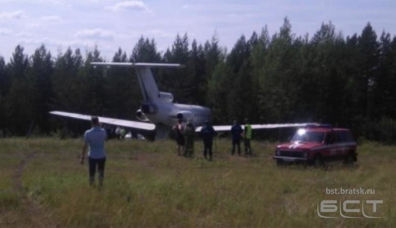 Пассажирский Як-40 выкатился за пределы взлетной полосы в Якутии