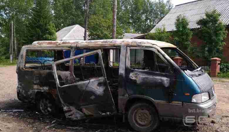 Житель Бирюсинска облил бензином и поджег собственный микроавтобус