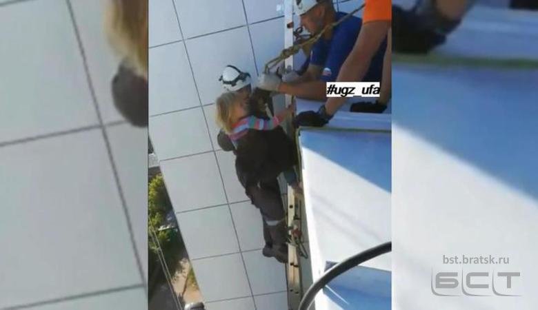 Трехлетняя девочка провела ночь на козырьке балкона на 14-м этаже в Уфе