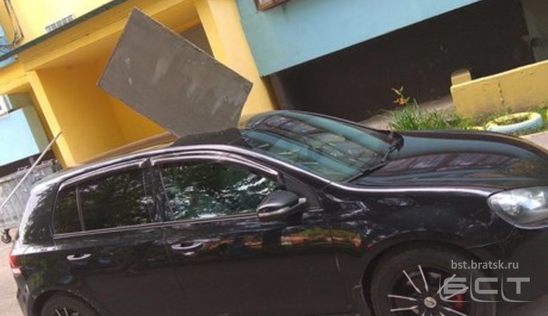 Владелец Volkswagen случайно уронил шифер на крышу своего автомобиля