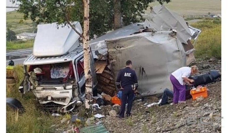 Водитель и пассажир грузовика пострадали в Култуке, врезавшись в ограждение