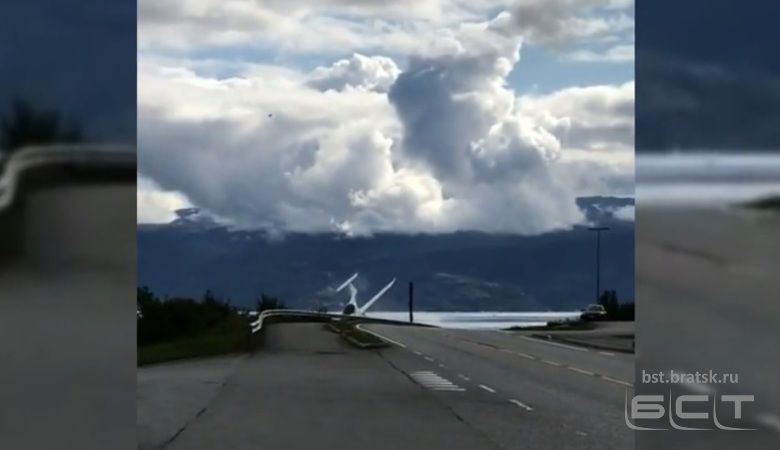 Неудачная посадка легкомоторного самолета на дорогу в Норвегии попала на видео