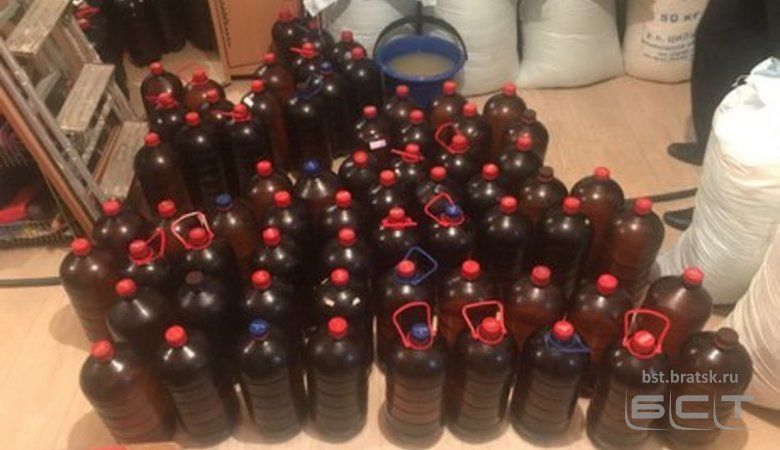 Полиция изъяла у жительницы Железногорска-Илимского 500 литров самогона