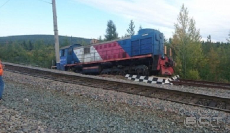 На станции Киренга двое человек пострадали при столкновении локомотива с иномаркой