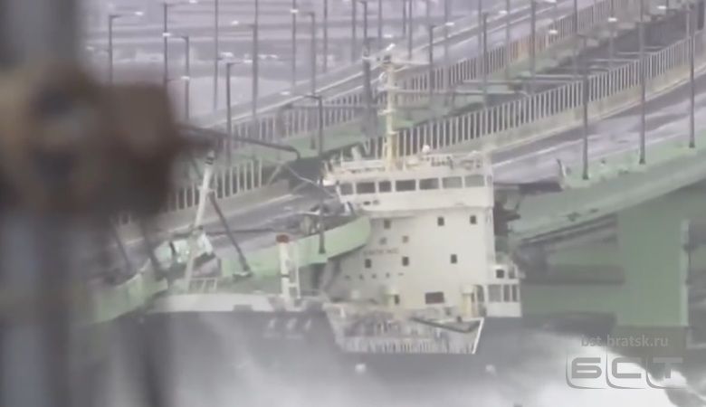 Танкер с авиационным топливом врезался в мост во время тайфуна в Японии (видео)