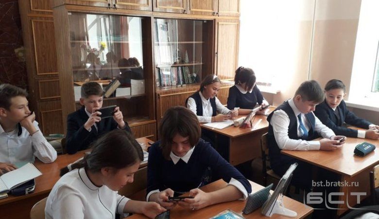 ВЦИОМ: 73% россиян выступают против использования смартфонов в школах