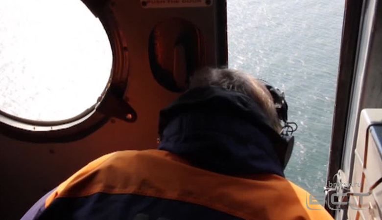 Упавший в Бодайбо вертолет лежит в реке на 11-метровой глубине