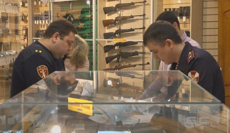 В Госдуму внесен законопроект о повышении минимального разрешенного возраста продажи оружия в РФ до 21 года