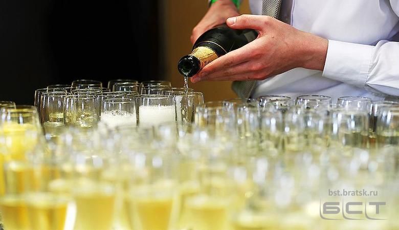 Эксперты посоветовали не пить шампанское с пеплом бумажки с желанием