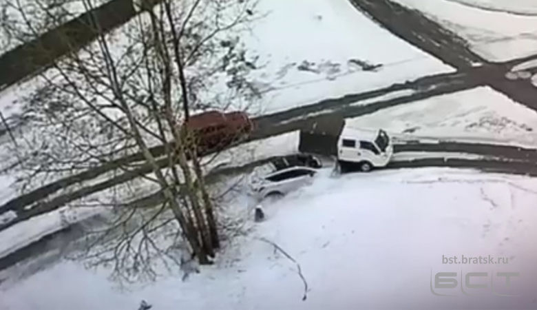 Пьяный водитель сбил женщину с ребенком в Иркутской области. ВИДЕО