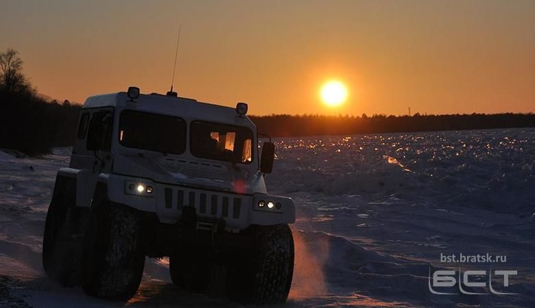 На Байкале рыбак в сильнейший мороз дополз до берега в мокрой обуви