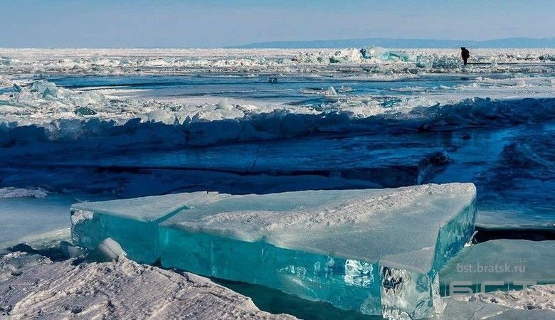 Туристка провалилась в трещину во льду на Байкале и замерзла насмерть