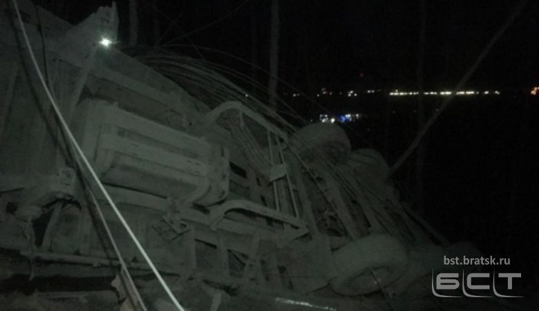 В Слюдянском районе погиб водитель после падения грузовика с 50 м высоты