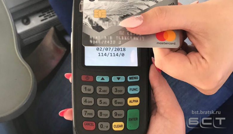 С 1 июля в городских автобусах и троллейбусах можно расплатиться бесконтактной банковской картой 