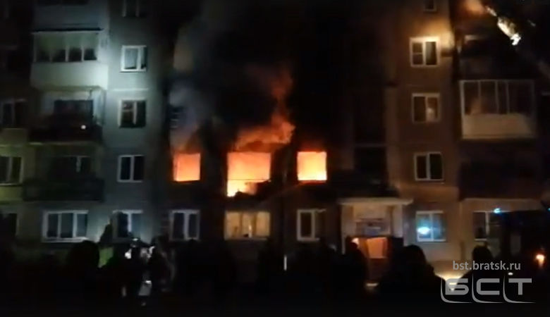 Очевидцы сняли на видео пожар, возникший после взрыва бытового газа в жилом доме в Ангарске