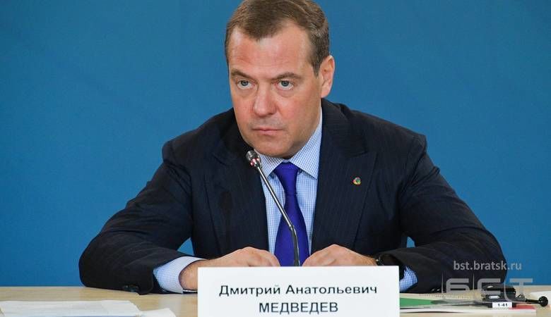 Медведев: в России работают над тем, чтобы поступать в вузы можно было через интернет
