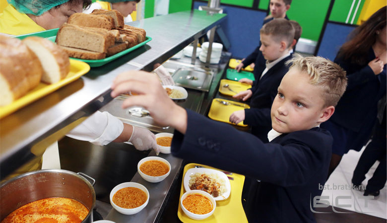 В Госдуме предложили готовить школьные обеды только из российских продуктов