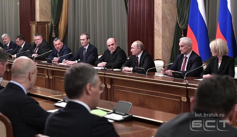 Восемь новых министров будут руководить ведомствами впервые