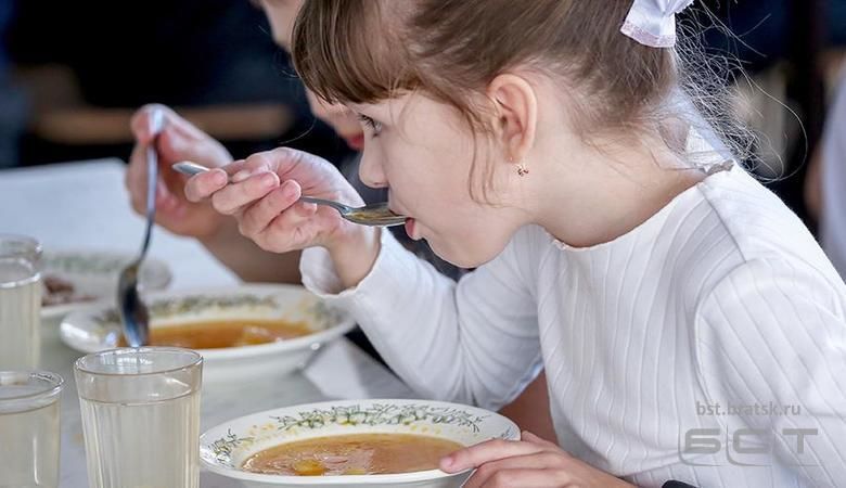 Госдума приняла закон о бесплатном горячем питании для школьников