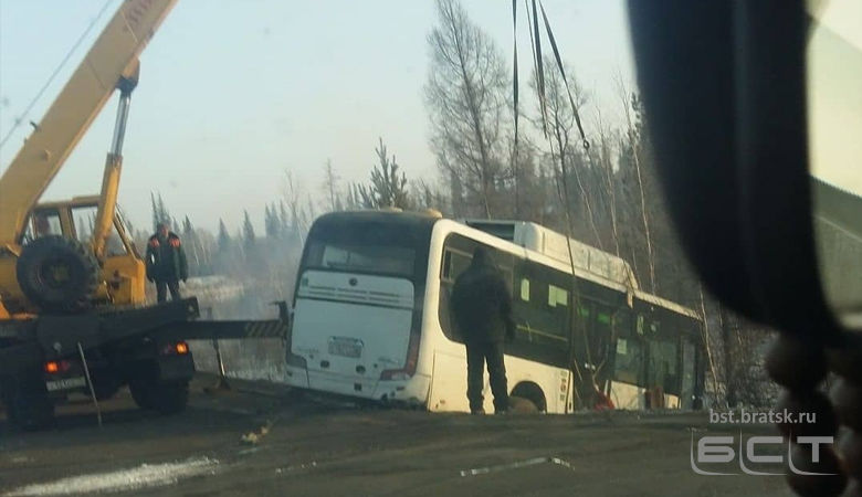 На дороге Братск-Вихоревка пассажирский автобус слетел в кювет