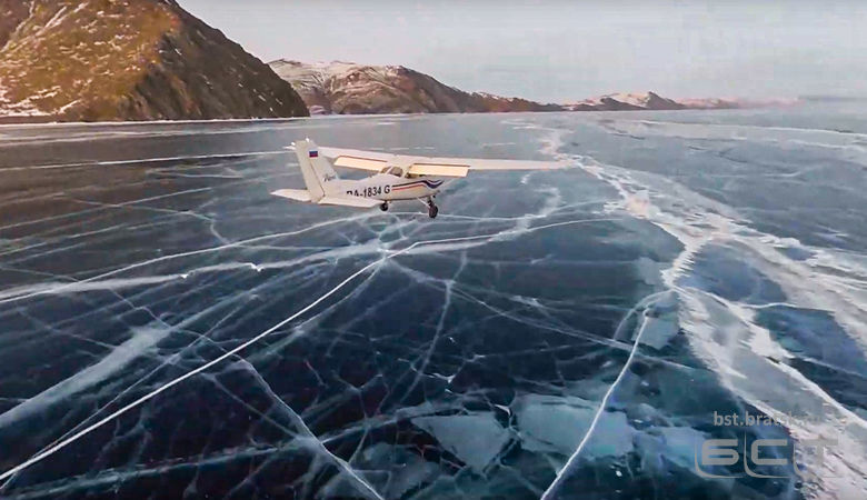 "Безумству храбрых поем мы песню": на лед Байкала приземлился самолет