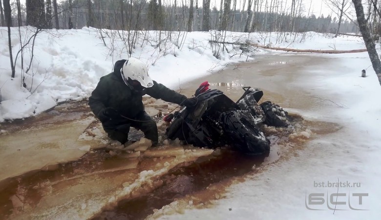 В Братском районе мужчина и женщина провалились под лёд на квадроцикле