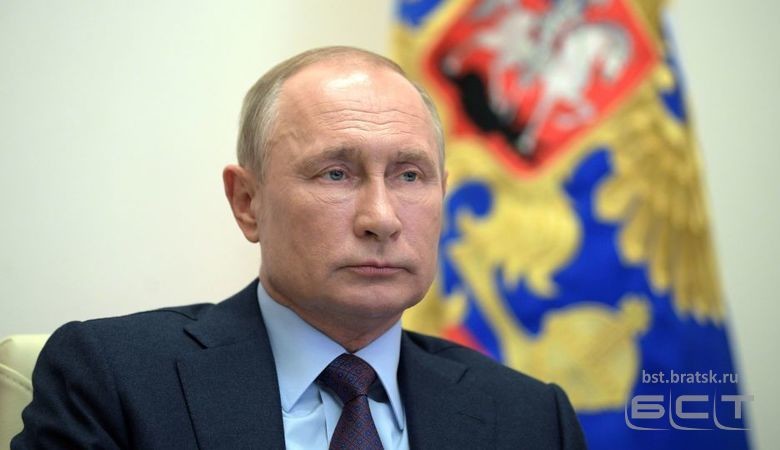 Путин пообещал страховые гарантии борющимся с коронавирусом врачам