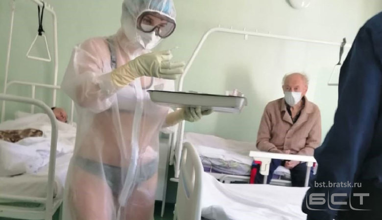 Тульская медсестра надела прозрачный костюм на купальник