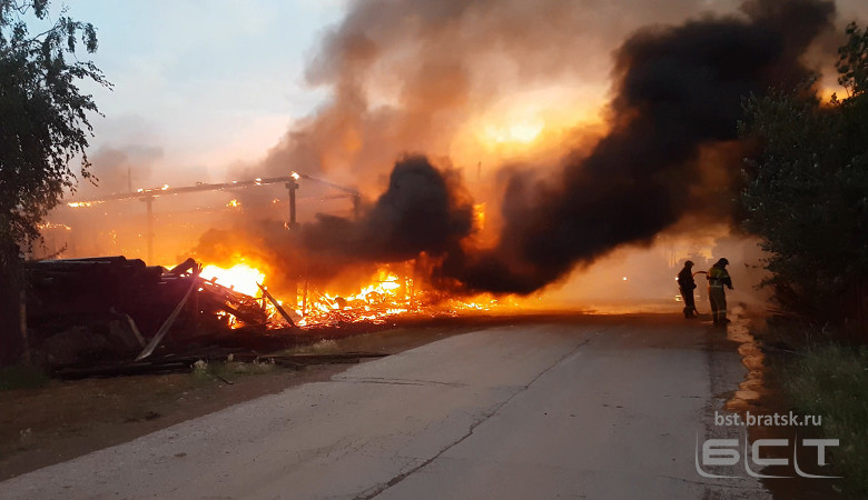 В Порожском сгорел такелажный цех и четыре машины (ВИДЕО)