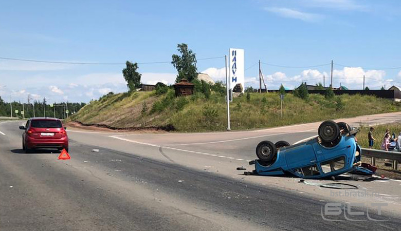 Два ДТП в Братске: водитель оставил на дороге сбитого пешехода, а на трассе "Вилюй" перевернулась Нива