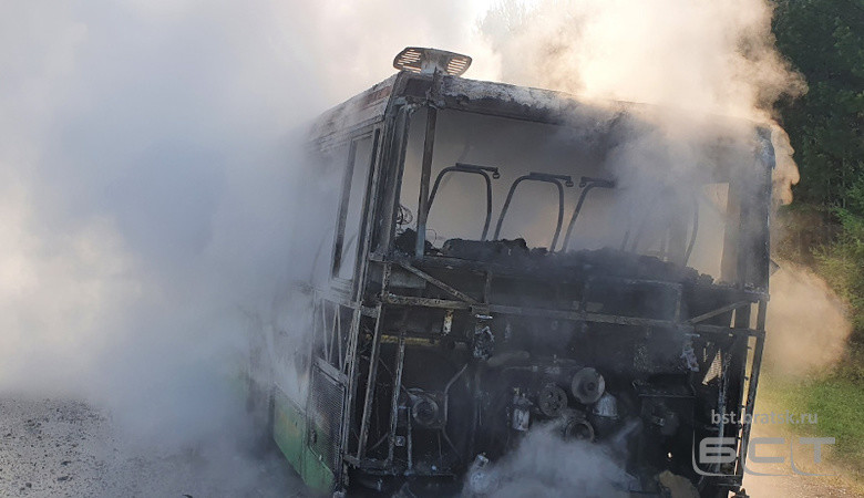 Автобус ЛИАЗ сгорел на федеральной трассе под Ангарском