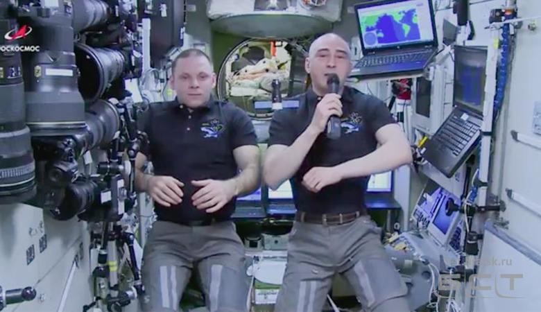 Космонавты поздравили школьников с борта МКС