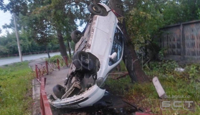 В Иркутске пьяный 23-летний водитель протаранил металлическое ограждение на Полярной