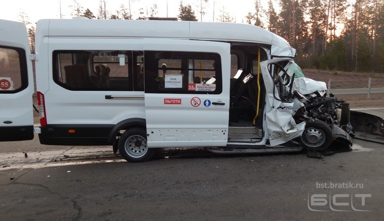Серьёзная авария с маршруткой и большегрузом парализовала движение не трассе "Вилюй" в Братске