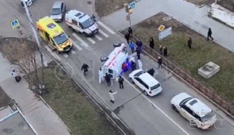 В Иркутске машина скорой помощи перевернулась после столкновения с Toyota