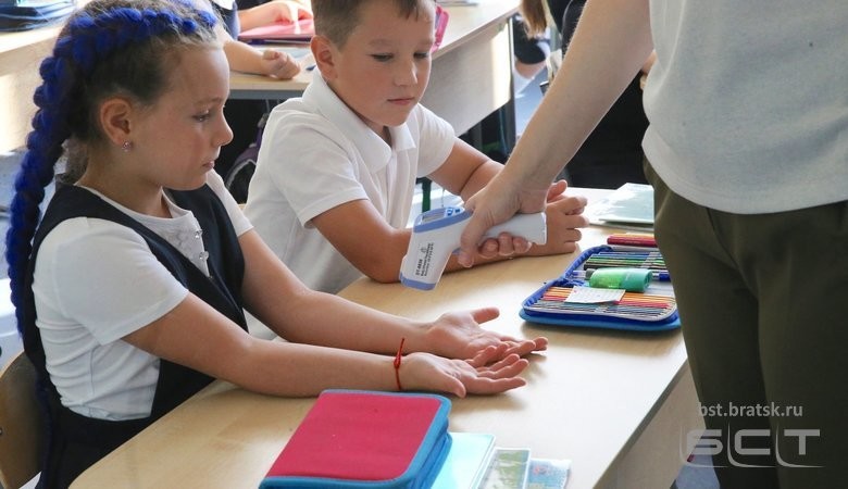 Роспотребнадзор предложил продлить меры из-за COVID в школах до 2022 года
