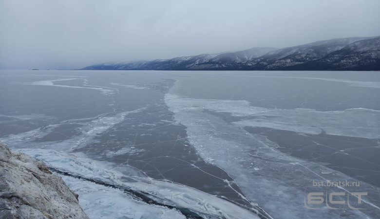 Происшествие на Байкале: мотоциклист погиб, провалившись под лёд 
