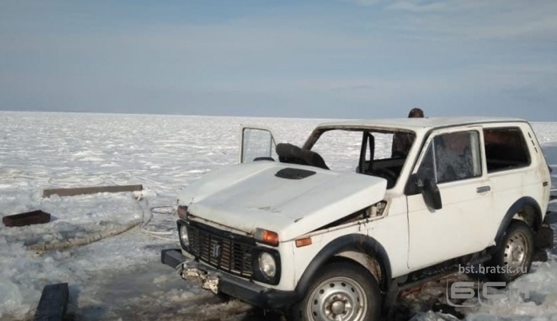 Спасатели извлекли из утонувшего на Байкале автомобиля тела двух мужчин