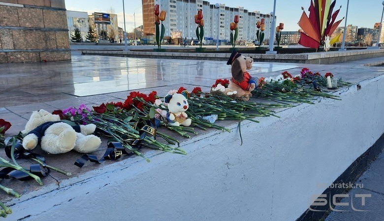 В Братске создан стихийный мемориал погибшим в Казани школьникам 